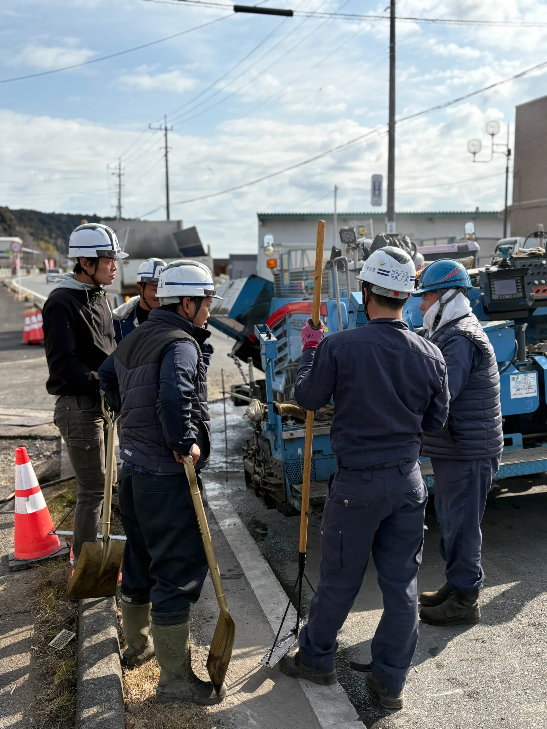 重機とダンプで迅速に進む作業