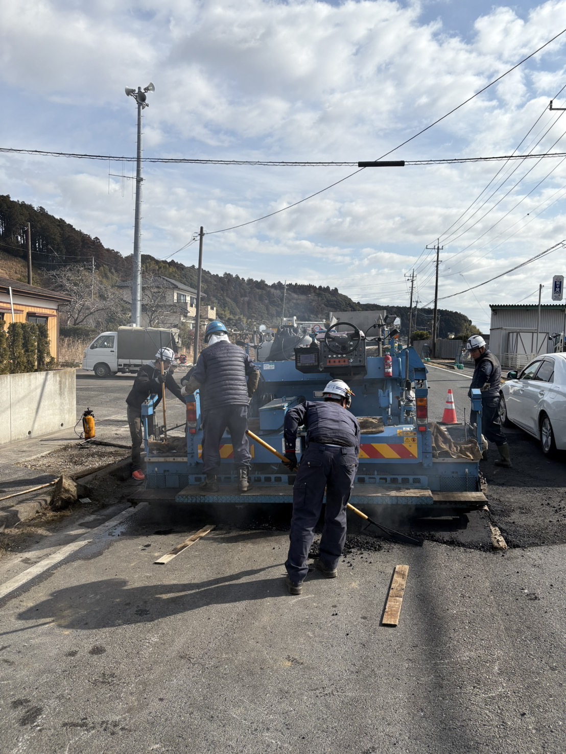 アスファルトフィニッシャーで基層を敷均す様子