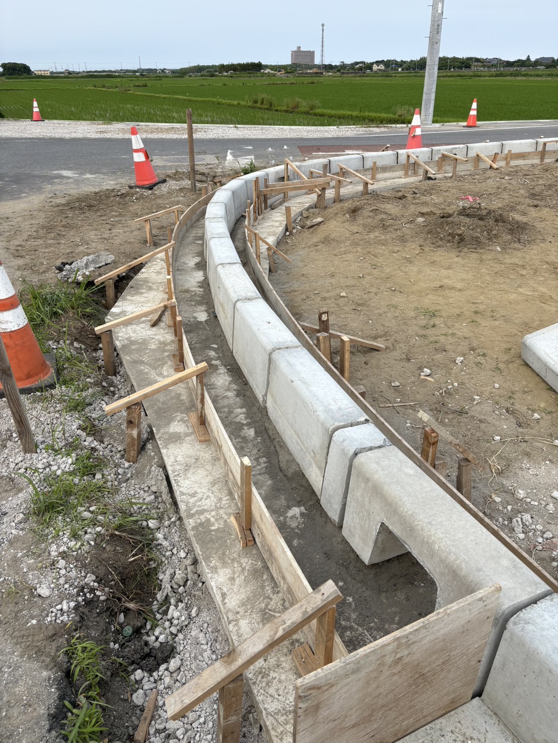 歩道ブロックと縁石の施工の様子