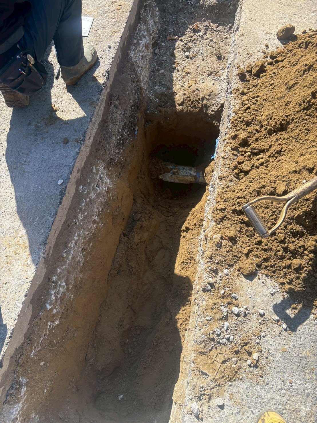 配水本管からサドル付分水栓で取出す様子