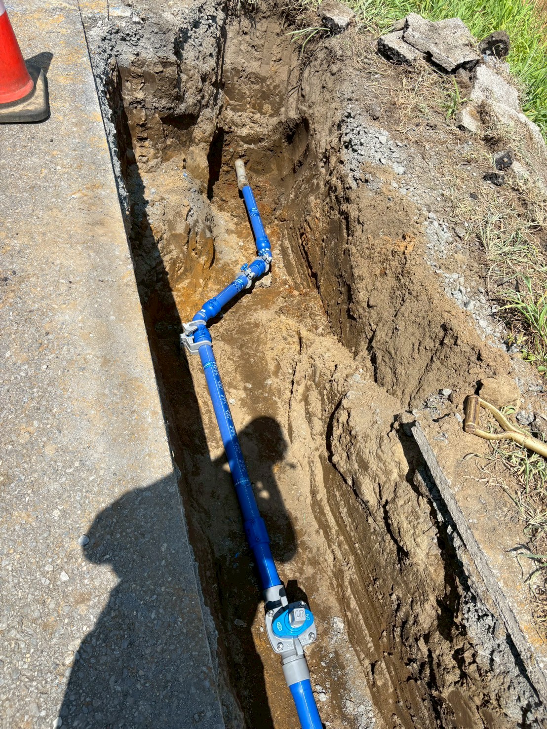 給水管を所定の勾配と離隔で布設している様子